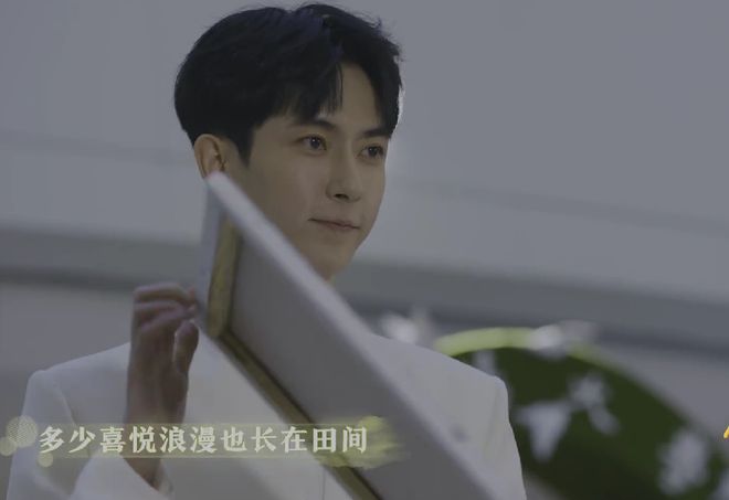于朦胧最后露面曝光，西装笔挺精神状态饱满，生前和女友相处超甜