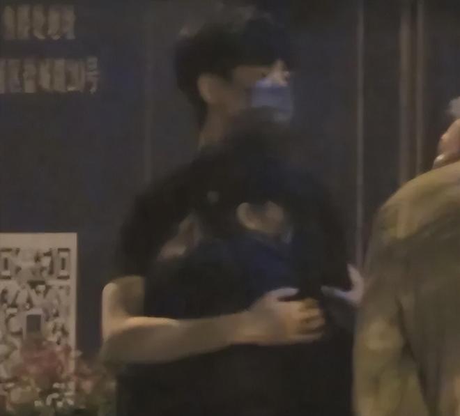 于朦胧最后露面曝光，西装笔挺精神状态饱满，生前和女友相处超甜