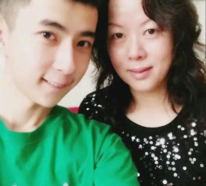 于朦胧坠楼身亡太可惜！原生家庭幸福父母恩爱，全家支持他事业