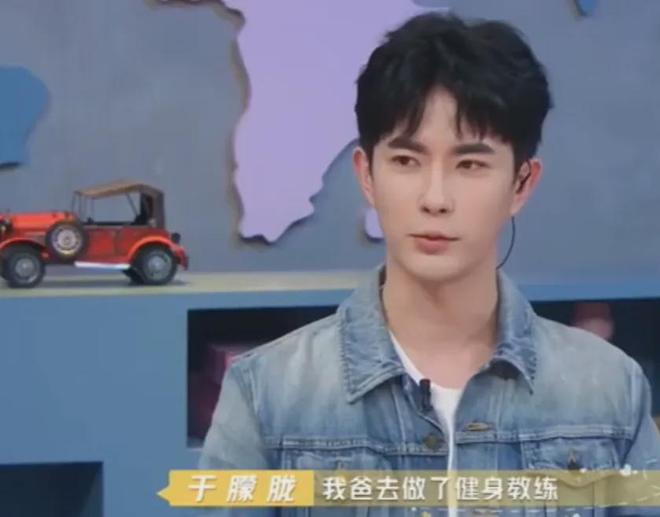 于朦胧坠楼身亡太可惜！原生家庭幸福父母恩爱，全家支持他事业