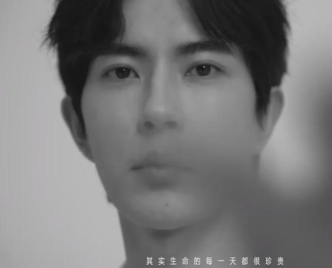 于朦胧坠楼身亡太可惜！原生家庭幸福父母恩爱，全家支持他事业