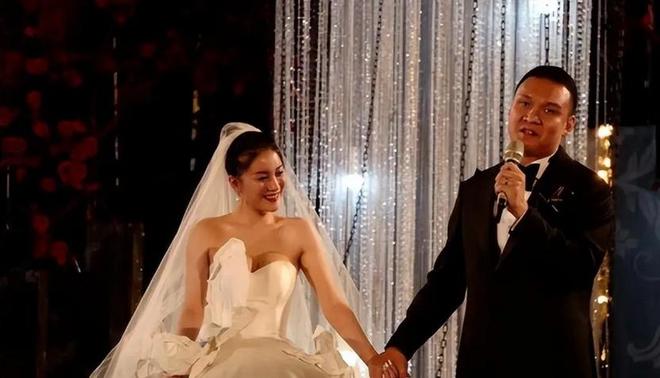 车澈道歉后，李嘉格官宣离婚，7月时就有迹象，女方狂接综艺复出