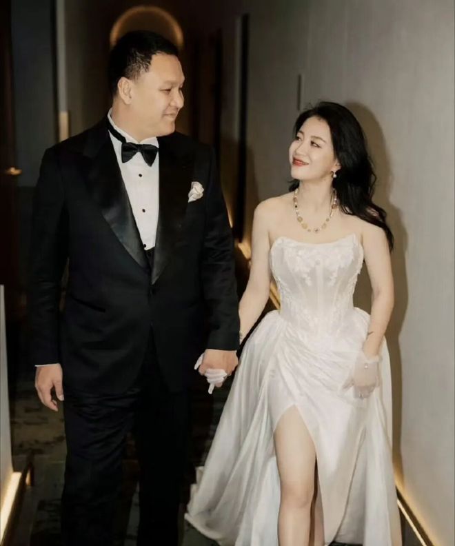 李嘉格离婚，全网跑来给她妈站队？