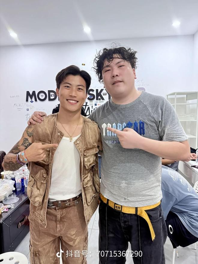 米兰球衣瞩目，谢文能看华云龙演出：第一次看livehouse太燥了