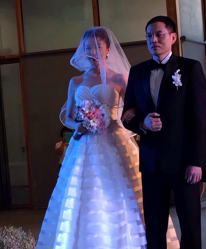 又一演员走上李嘉格后路，知名港星官宣离婚成功，老公不愿意生娃
