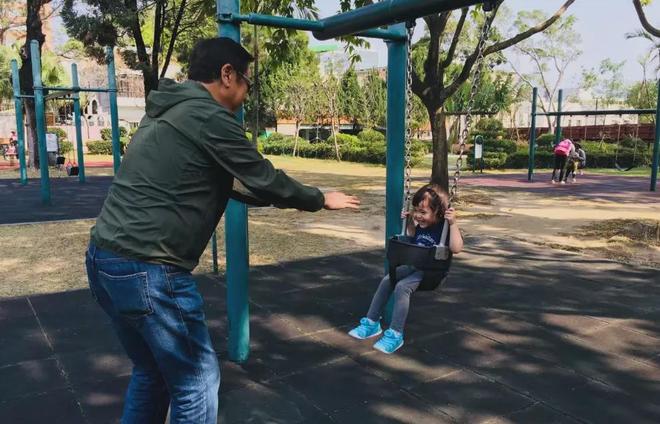 尔东升女友高调晒女儿，秦沛现身评论区支持，女方疑似成功转正