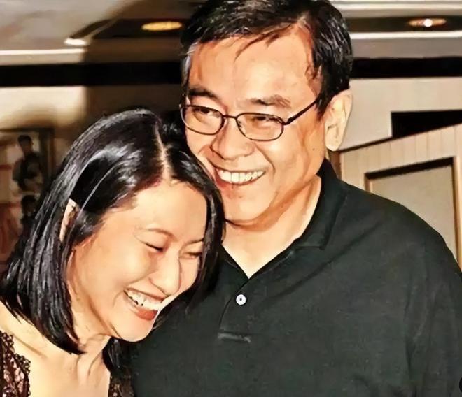 尔东升女友高调晒女儿，秦沛现身评论区支持，女方疑似成功转正