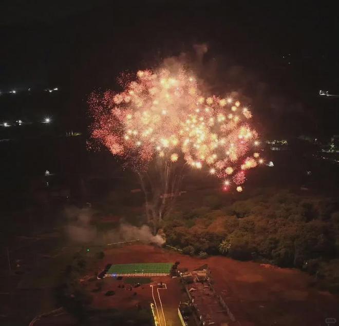 杨采钰获男友力挺！大方晒出背影照秀恩爱，男闺蜜火速送祝福