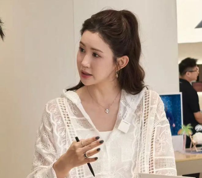 韩星李多海直播被嘲换头，短短半年判若两人，粉丝直言无法接受
