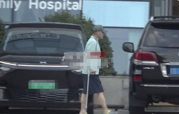 那英老公孟桐风波后首现身，拄拐现身医院，老婆未现身陪护
