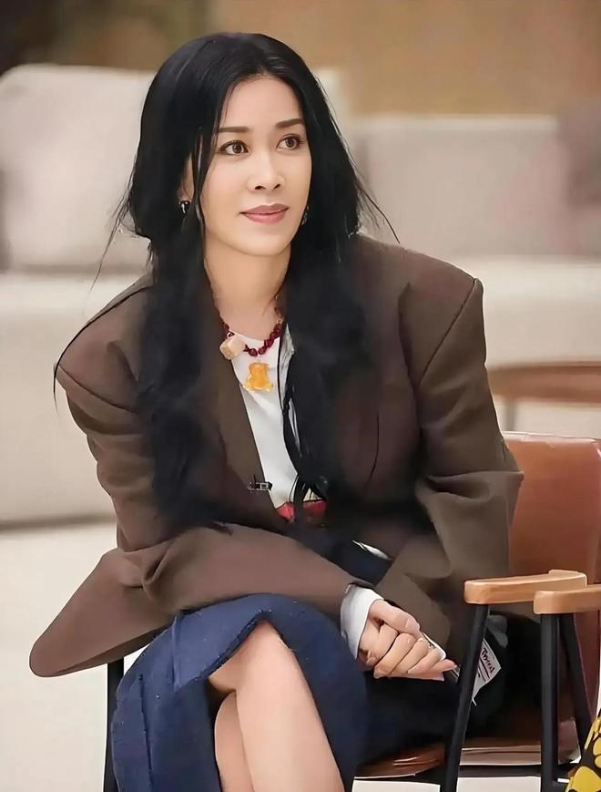 那英老公孟桐风波后首现身，拄拐现身医院，老婆未现身陪护