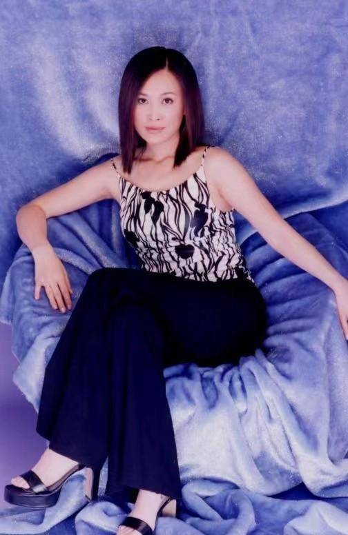 那英老公孟桐风波后首现身，拄拐现身医院，老婆未现身陪护