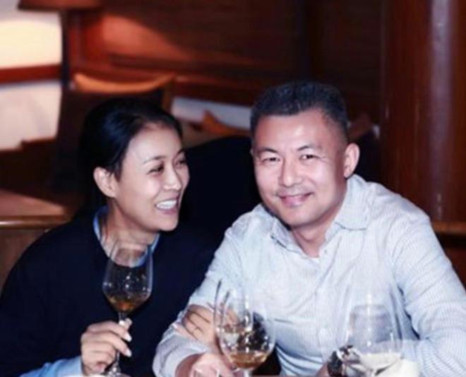 那英老公孟桐风波后首现身，拄拐现身医院，老婆未现身陪护