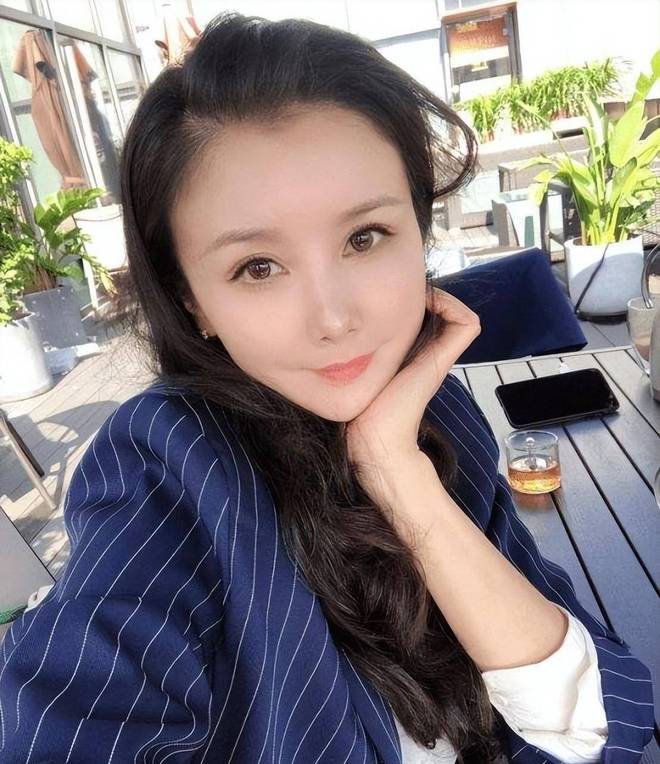 孙菲菲离婚内情：为挽救婚姻做亲子鉴定，富商老公舍不得买葡萄干