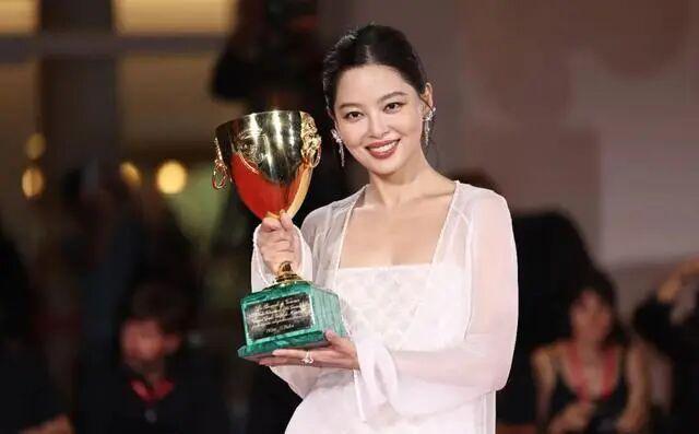 吴亦凡在里面没了？辛芷蕾被前老板抹黑？陈晓被业内利用？苏永康戒毒内鱼捞金？女爱豆背后耍阴招？