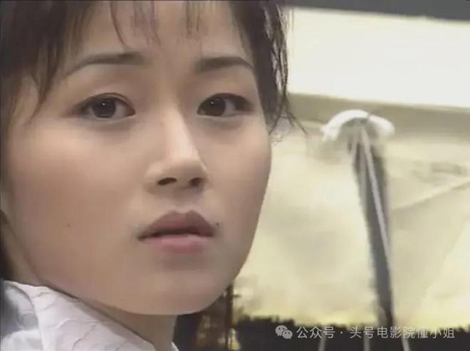 54岁万绮雯，低调复出！甄子丹曾下跪求爱亲吻，背上抛妻弃子骂名