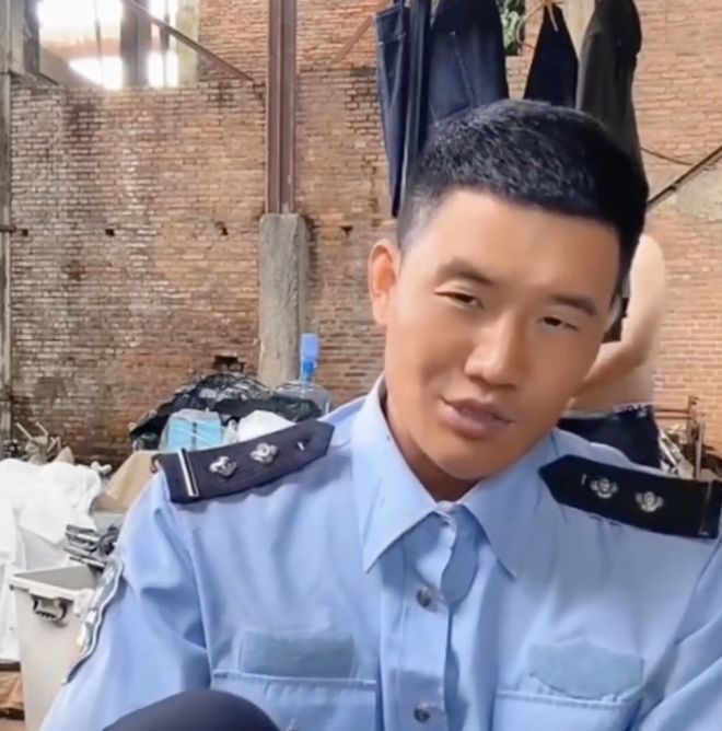 嘎子警服风波越演越烈！老陈联合律师在线普法：或面临10天行拘