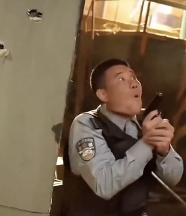 嘎子警服风波越演越烈！老陈联合律师在线普法：或面临10天行拘