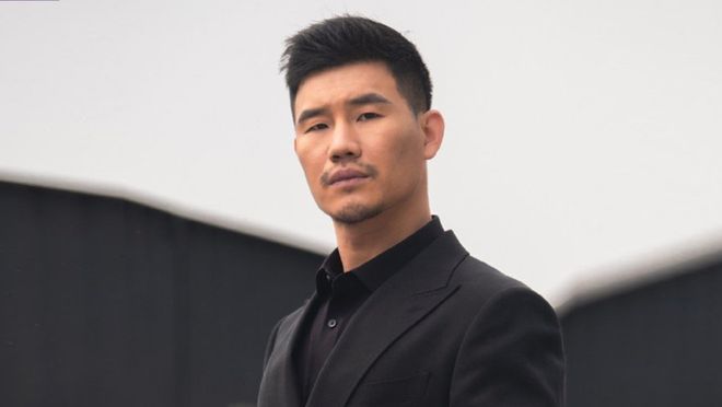 嘎子警服风波越演越烈！老陈联合律师在线普法：或面临10天行拘