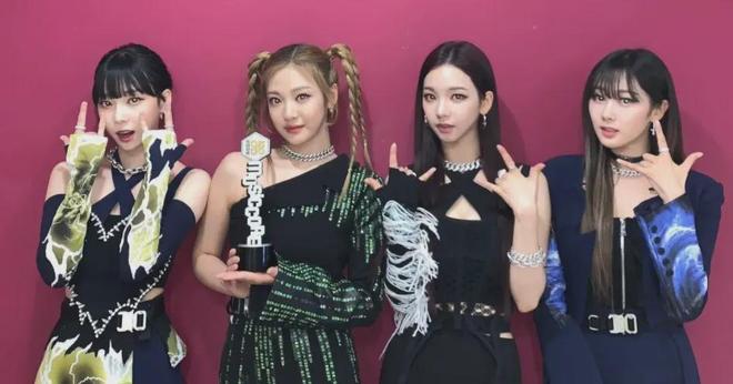 韩国女团又偷中国结了！中国成员还背刺同胞，粉丝嘴硬说是韩国结