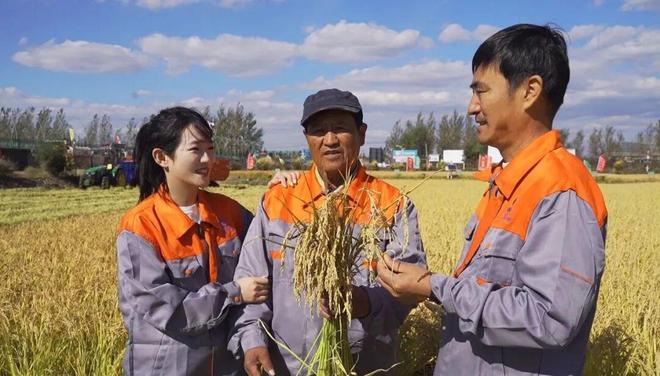 返乡「米二代」：上桌吃饭，下地直播