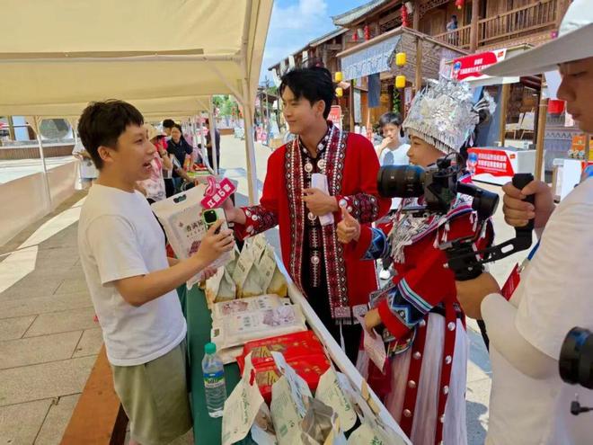返乡「米二代」：上桌吃饭，下地直播