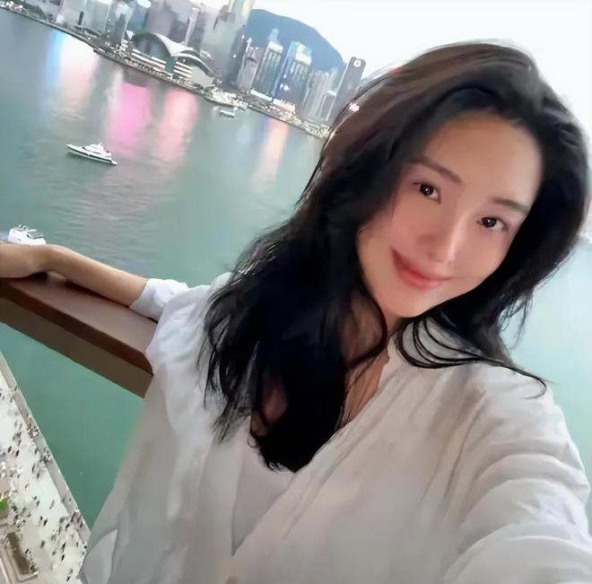 杨采钰破防回怼网友！被曝没领证给人当小老婆，本人反驳：离大谱