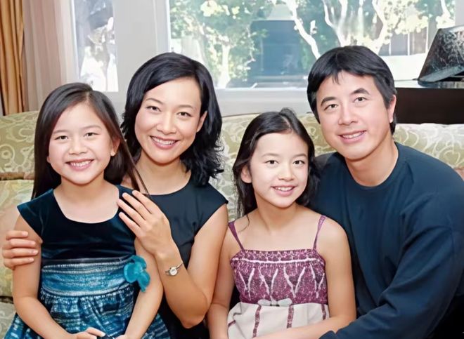 陈冲母女合体拍杂志被嘲，网友抗拒女儿出道，追问弃养双胞胎去向