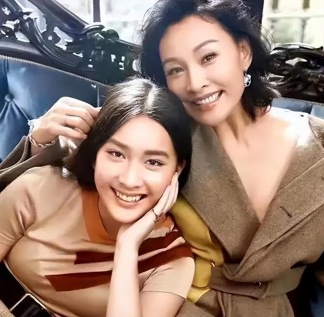 陈冲母女合体拍杂志被嘲，网友抗拒女儿出道，追问弃养双胞胎去向