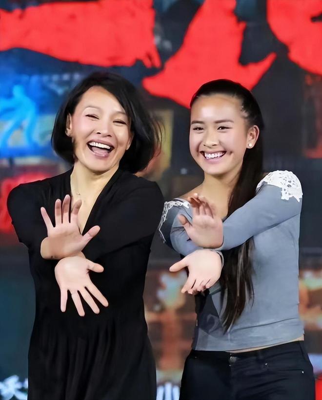 陈冲母女合体拍杂志被嘲，网友抗拒女儿出道，追问弃养双胞胎去向