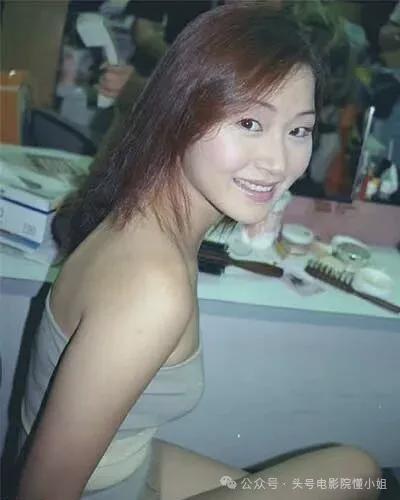 54岁万绮雯，低调复出！甄子丹曾下跪求爱亲吻，背上抛妻弃子骂名
