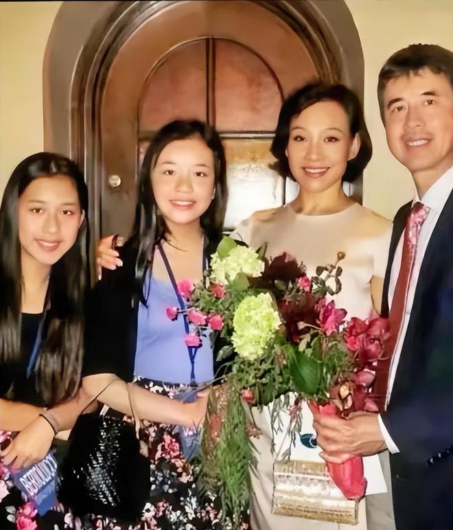 陈冲母女合体拍杂志被嘲，网友抗拒女儿出道，追问弃养双胞胎去向