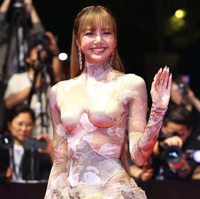 釜山电影节红毯来了！孙艺珍一身粉裙像睡衣，Lisa礼服又透又贴身