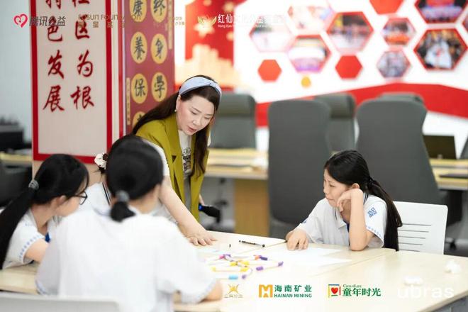 因黄晓明投身公益，这个川妹子直面明星难题