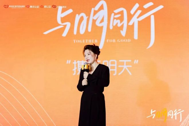 因黄晓明投身公益，这个川妹子直面明星难题