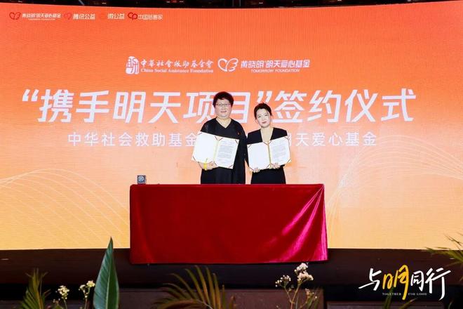 因黄晓明投身公益，这个川妹子直面明星难题