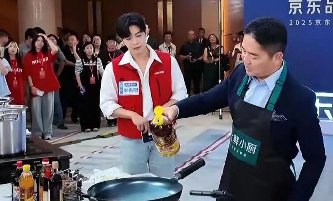 刘强东直播炒菜，打的是贾国龙的脸