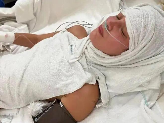 超模贝拉消失T台，进医院了？？满床管子满床药，这么严重？