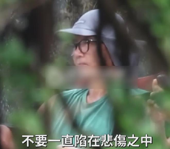 具俊晔祭奠大S，在墓前和朋友跷二郎腿玩手机，看别墅被疑要搬家