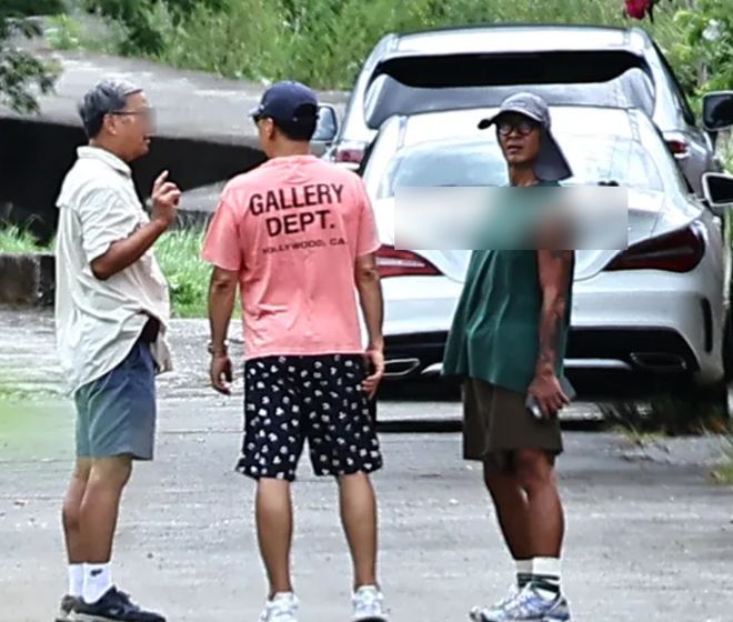 具俊晔祭奠大S，在墓前和朋友跷二郎腿玩手机，看别墅被疑要搬家