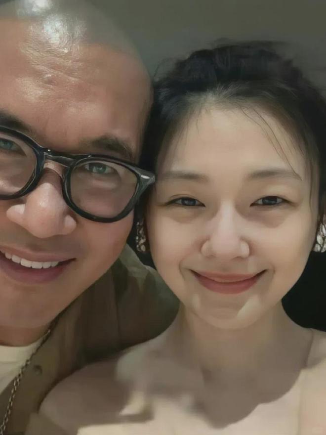 具俊晔祭奠大S，在墓前和朋友跷二郎腿玩手机，看别墅被疑要搬家