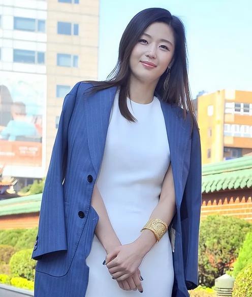 反思全智贤暴风圈塌房风波，为夫还债接戏倒亏上亿，她输得冤枉吗