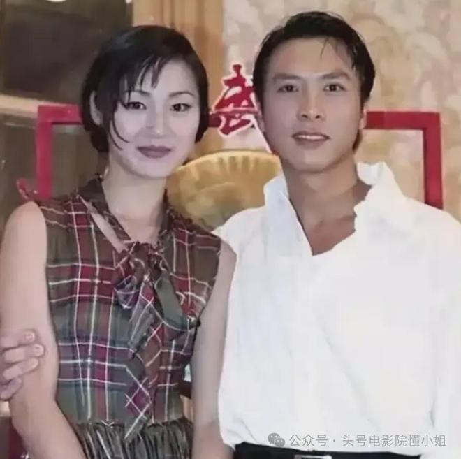 54岁万绮雯，低调复出！甄子丹曾下跪求爱亲吻，背上抛妻弃子骂名