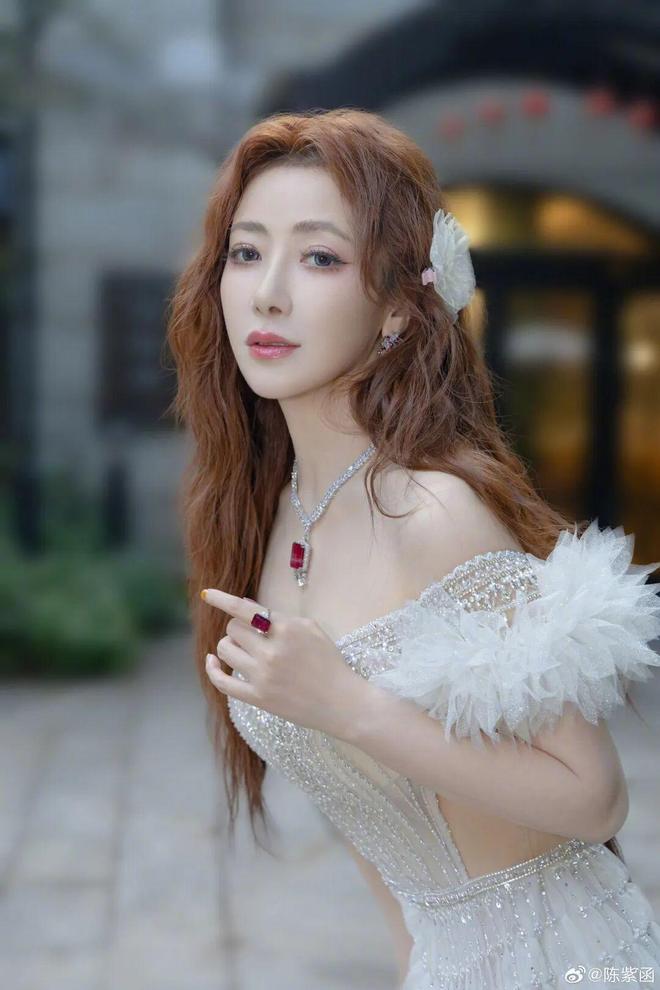 小妞女演员被前夫连累？邓为新戏停拍？陈紫函被忽悠了？黄灿灿怼罗予彤有平台？姨太问答