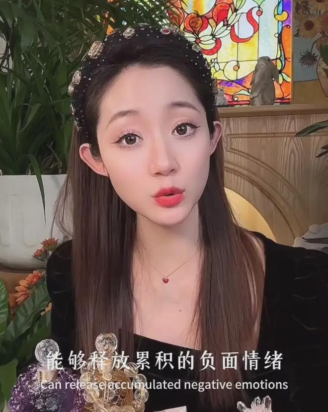 万千惠全网捂嘴惹争议！直播带货搞玄学，卖水晶话术像传销洗脑