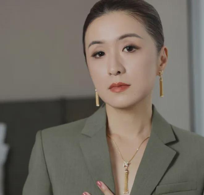 秦雯背刺陈道明风波升级！评论沦陷被指忘恩负义，唐嫣新剧受影响