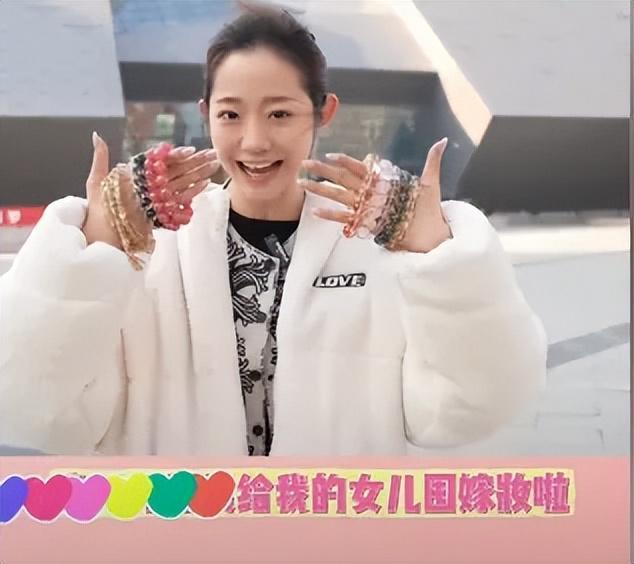 万千惠全网捂嘴惹争议！直播带货搞玄学，卖水晶话术像传销洗脑