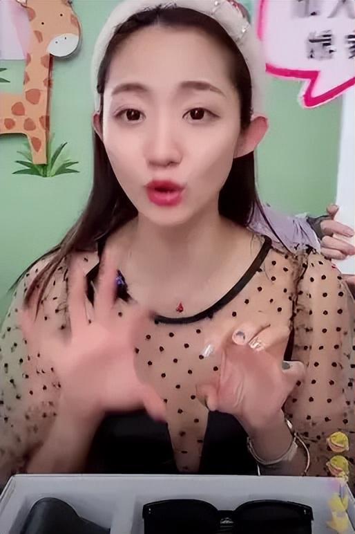 万千惠全网捂嘴惹争议！直播带货搞玄学，卖水晶话术像传销洗脑