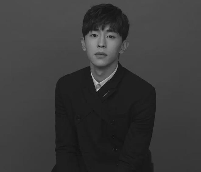 33岁邓伦近照曝光胡子拉碴，T恤洗褪色了还在穿，毫无星味变素人