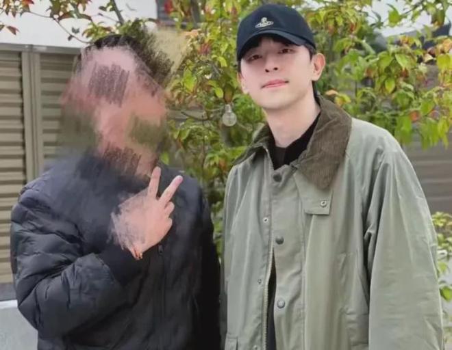33岁邓伦近照曝光胡子拉碴，T恤洗褪色了还在穿，毫无星味变素人